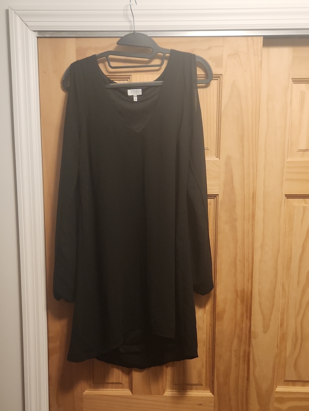 Black Cold-Shoulder V-Neck Long Sleeve Dress